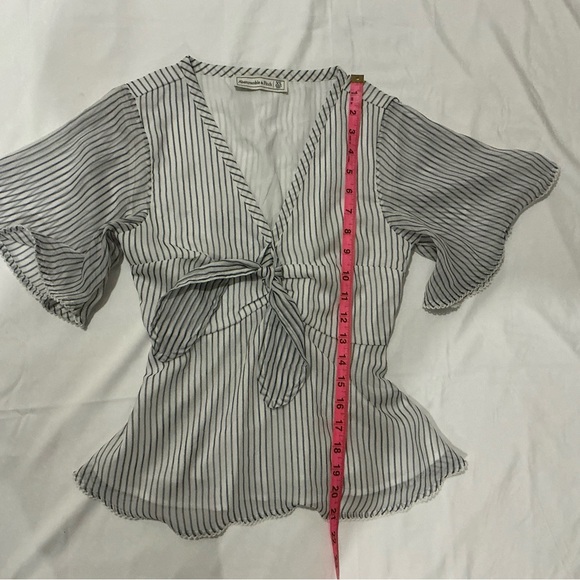 NWOT Abercrombie and Fitch Women’s White and Blue stripe blouse Size S - Picture 3 of 8